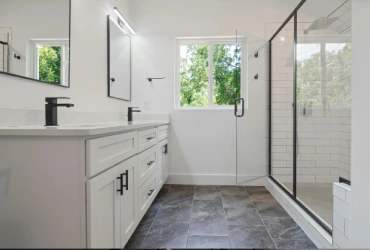 renovacion completa de bano en apartamento en costalita