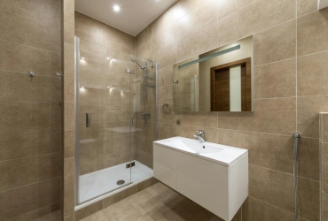 sustituir banera por plato de ducha en apartamento de estepona